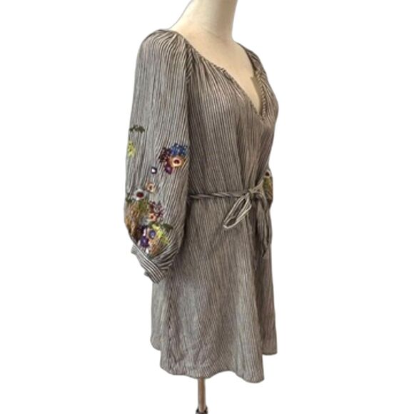 Feather Bone Anthropologie Lindsey Grey White Striped Embroidered Dress XSP - Picture 4 of 11